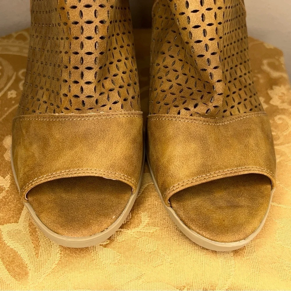 SIZE 9 SUGAR BRAND TAN BROWN FAUX SUEDE BOOTIES BLOCK HEEL OPEN TOE